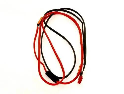 Schwarze und rote Drähte mit Stecker, möglicherweise für elektrische Verbindungen, von der Marke Bosch.